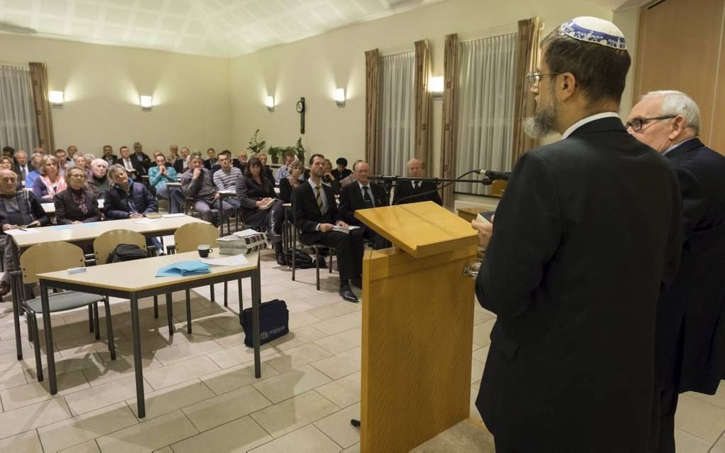 MIDDELHARNIS. Zo’n tachtig belangstellenden woonden maandag in Middelharnis een studieavond over Israël bij. Rabbijn Chaim Shalom Eisen sprak over Ruth 1:16. beeld Wim van Vossen