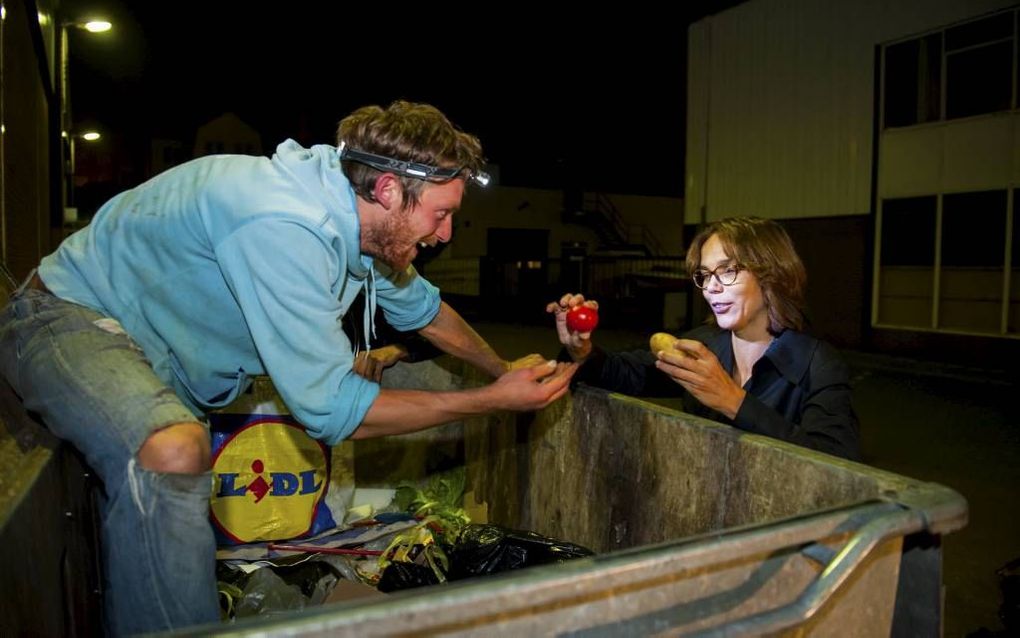 CU-Kamerlid Dik ‘plundert’ samen met een lid van Humus de afvalcontainer van een supermarkt. beeld ChristenUnie, Anne Paul Roukema