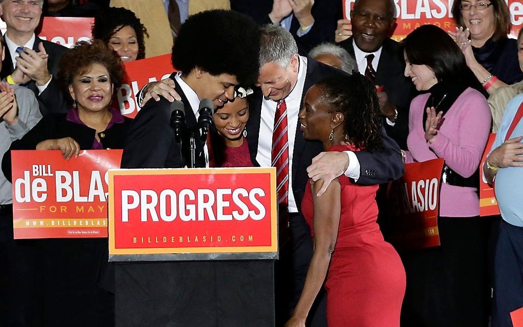 Blasio viert de overwinning met zijn familie. Foto EPA