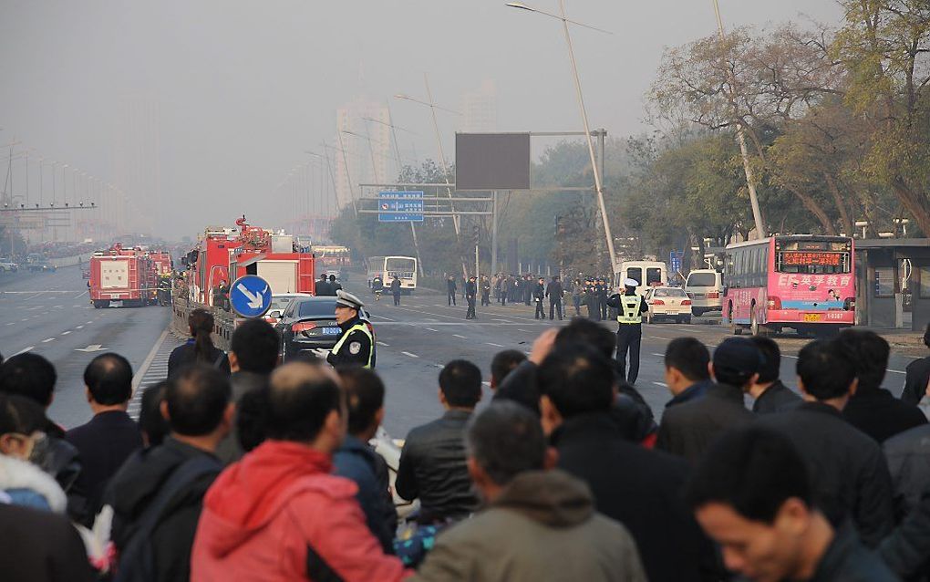 Voor een gebouw van de Communistische Partij in de Noord-Chinese stad Taiyuan is een reeks explosies geweest. Foto EPA