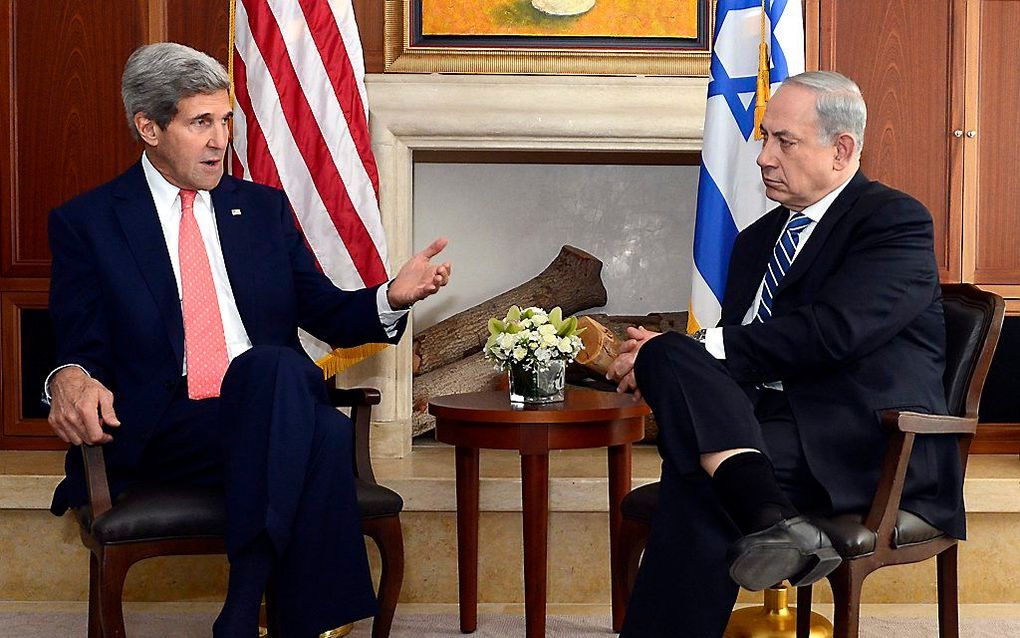 Gesprek tussen Kerry en Netanyahu, woensdagmorgen. Foto EPA