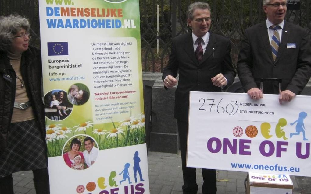 Het ministerie van Binnenlandse Zaken kreeg donderdag 27.600 steunbetuigingen voor de bescherming van ongeboren leven ter controle aangeboden. Naast coördinator M. van der Mast (r.) staat SGP-Kamerlid Bisschop. beeld RD