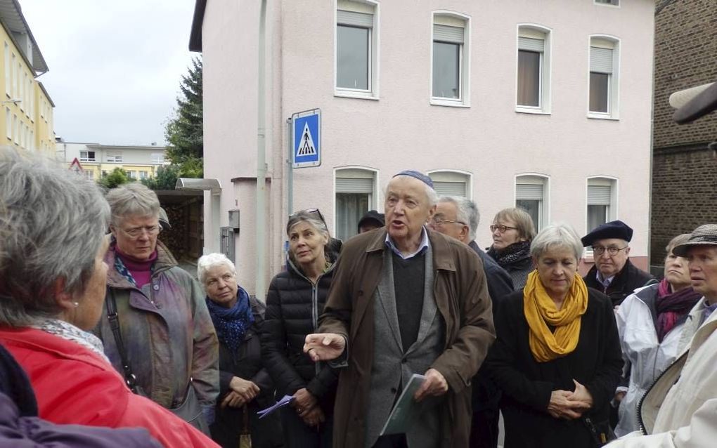 Dat de Joodse begraafplaats in Mehlem zo afgelegen ligt, is wellicht de reden dat de nazi’s deze intact hebben gelaten, aldus prof. Harald Uhl (midden, met keppeltje). Sinds 1940 is er niemand meer begraven.  beeld RD