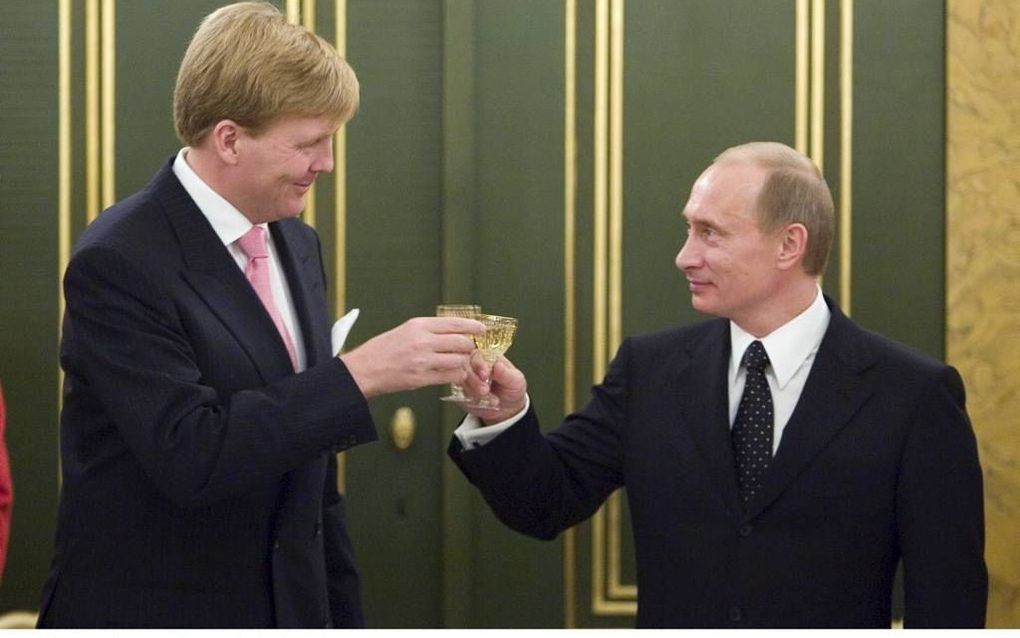 MOSKOU. Koning Willem-Alexander ontmoet de Russische president Poetin vanavond niet voor het eerst. In 2005 toasten de twee ook op een goede relatie tijdens een staatsbezoek van Poetin aan Nederland.  beeld Capital Photos