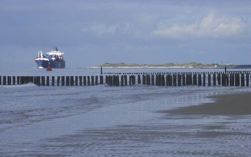 „Ik worstel moedig en ontzwem!” Deze zin lijkt overduidelijk te slaan op de eeuwenlange worsteling van de Zeeuwen met het water, maar in werkelijkheid wordt hier de strijd tegen Spanje in de Tachtigjarige Oorlog bedoeld. Foto: de kust bij Zoutelande. beel