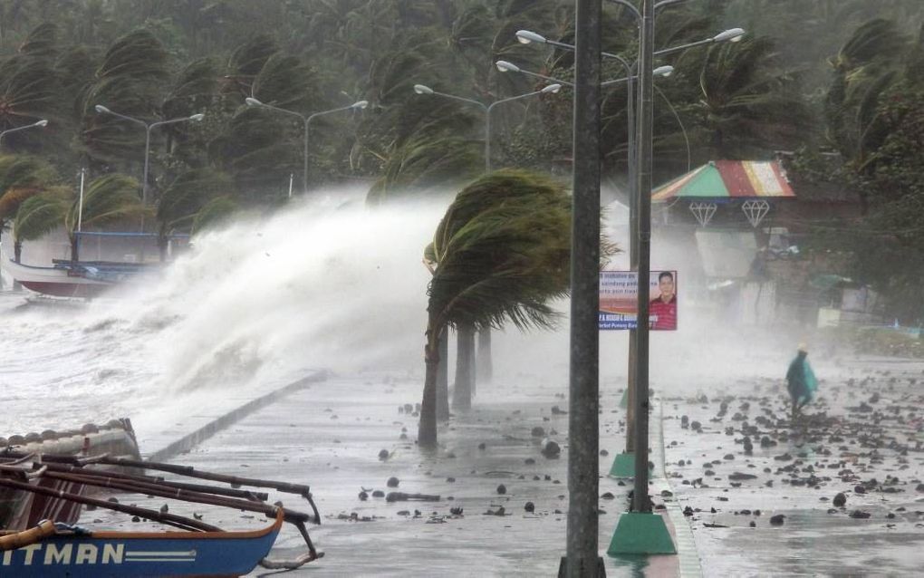 De Filipijnen werden vrijdag geteisterd door tyfoon Haiyan, een van de krachtigste stormen in de geschiedenis van de archipel. Er zijn zeker vier doden gevallen, maar gevreesd wordt dat het dodental zal oplopen. Foto: een razende zee vrijdag bij de Filipi