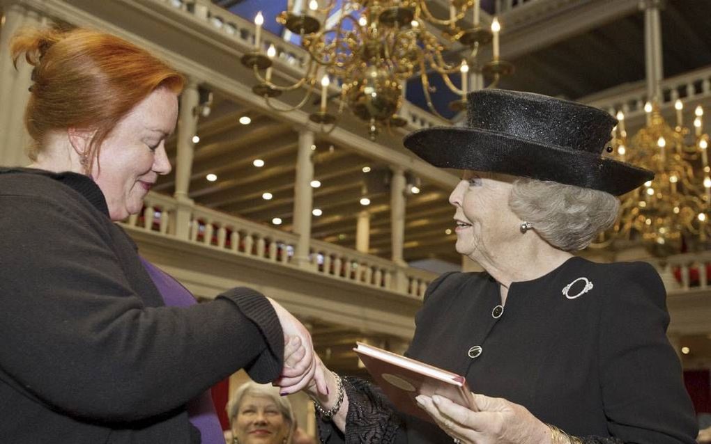 Dr. Sabine Hiebsch (l.) overhandigt prinses Beatrix het boek ”Van pakhuis tot preekhuis" (uitg. Boekencentrum, 123 blz.). Beeld ANP