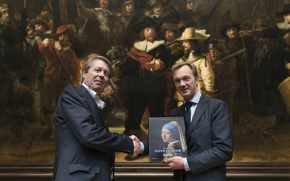 Wim Pijbes (r.), directeur van het Rijksmuseum in Amsterdam, nam op 29 oktober het eerste exemplaar van ”Het grote gouden eeuwboek. De Hollandse schilderkunst” in ontvangst uit handen van Jeroen Giltaij. Foto Joop van Putten