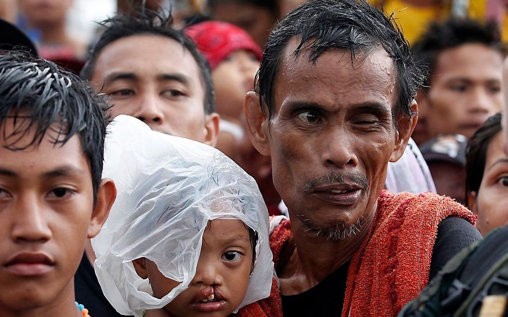 Filipijnen komen aan bij het vliegveld van Tacloban, om hulp te ontvangen. Foto EPA