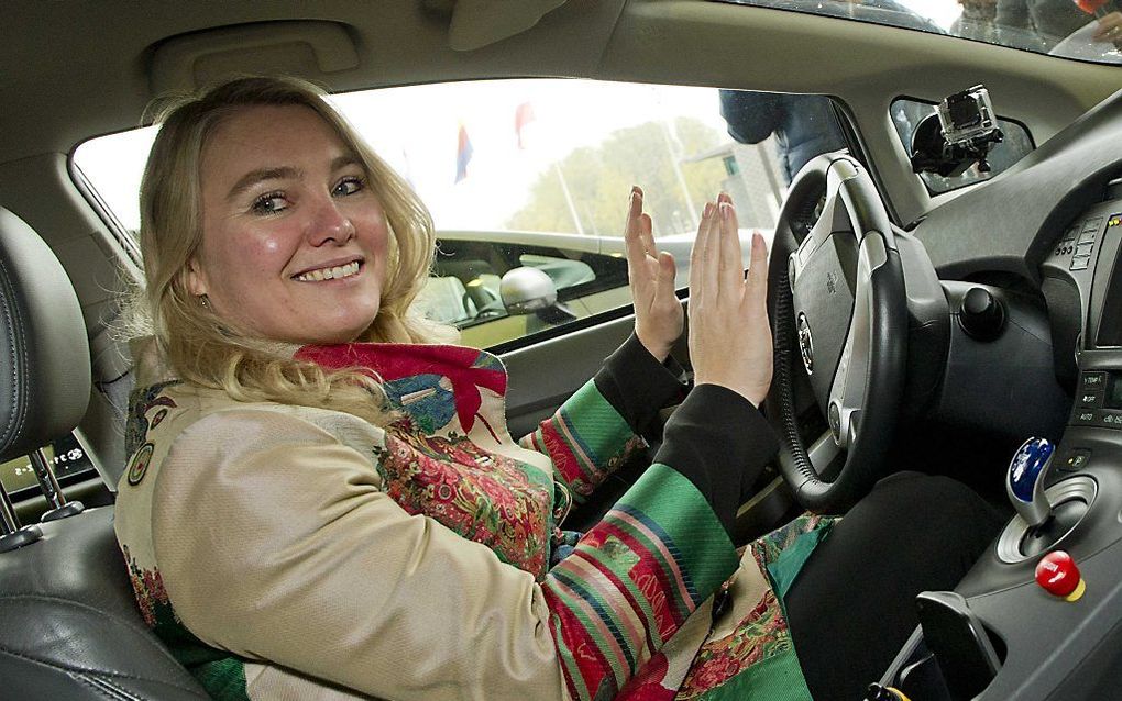 Minister Melanie Schultz (Infrastructuur) maakte in Amsterdam een eerste testrit op de openbare weg met automatisch rijdende auto’s. beeld ANP