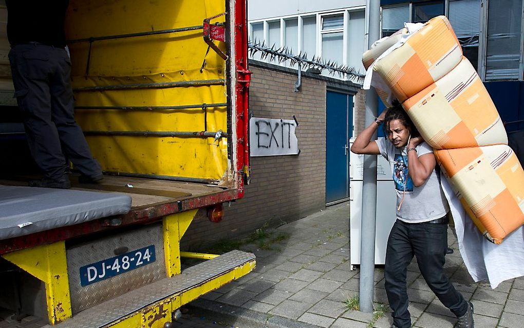 Plaatselijke kerken gaan tijdelijk onderdak regelen voor de asielzoekers die nu nog in het Amsterdamse Vlucht­kantoor slapen. beeld ANP