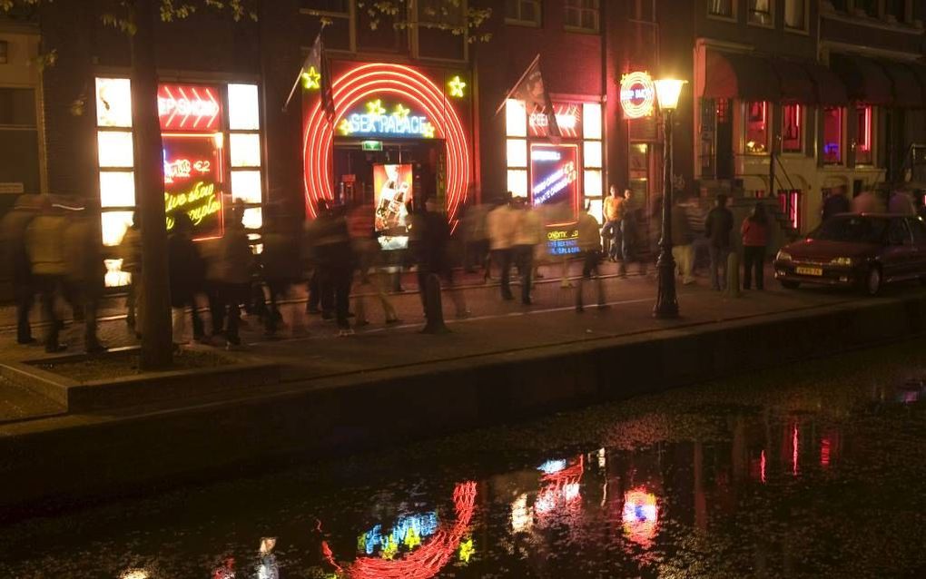 In De Balie in Amsterdam werd dinsdagavond gedebatteerd over prostitutie. Foto: de rosse buurt in de hoofdstad. beeld ANP