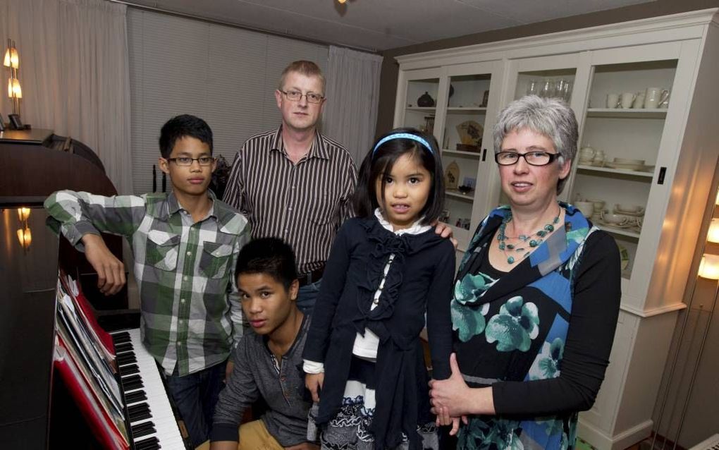 Henk en Sjirine Bettink in Barneveld hebben drie geadopteerde Filipijnse kinderen. „We zijn elke dag druk met twee dingen: het werk en de ramp.” Foto v.l.n.r.: de kinderen Bryan (11), Samuël (14) en Charlene (7). beeld RD, Anto Dommerholt