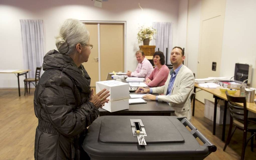 Een stemmer in Oudemirdum. beeld Sjaak Verboom