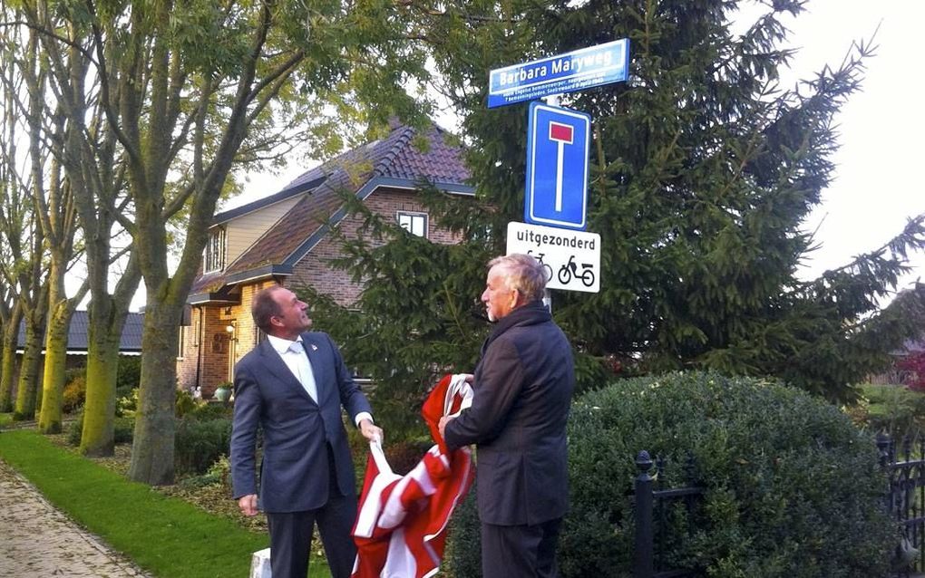 Wethouder Van Wijngaarden (l.) en Aad Ruigrok onthulden woensdag het nieuwe bord. Beeld André Bijl