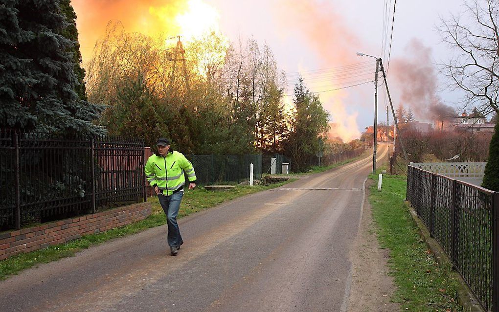 Een hulpverlener in het Poolse Jankow Przygodzk, net na de explosie. Foto EPA