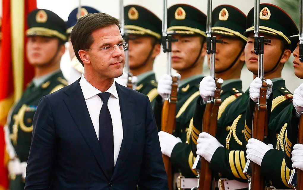 Premier Mark Rutte is vrijdag in de Chinese hoofdstad Peking aangekomen. Hij werd ontvangen door de Chinese premier Li Keqiang.  beeld EPA