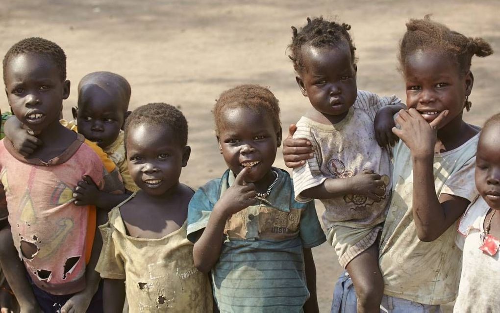 Voor oorlogsgeweld gevluchte kinderen uit Sudan worden in buurland Zuid-Sudan opgevangen door christenhulpverleners van Medair. Het vliegwerk van de MAF is daarbij onontbeerlijk. beeld Jaco Klamer