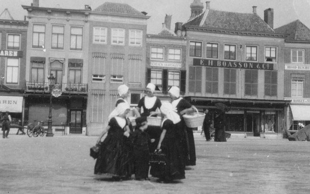 MIDDELBURG. Vooroorlogse foto van de winkel van E. H. Boasson, een bekende Joodse ondernemer aan de Markt in Middelburg. Op de voorgrond meisjes in Walcherse dracht. beeld Beeldbank Zeeland