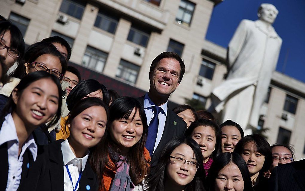 Minister-president Mark Rutte gaat op de foto met Chinese jongeren. beeld ANP