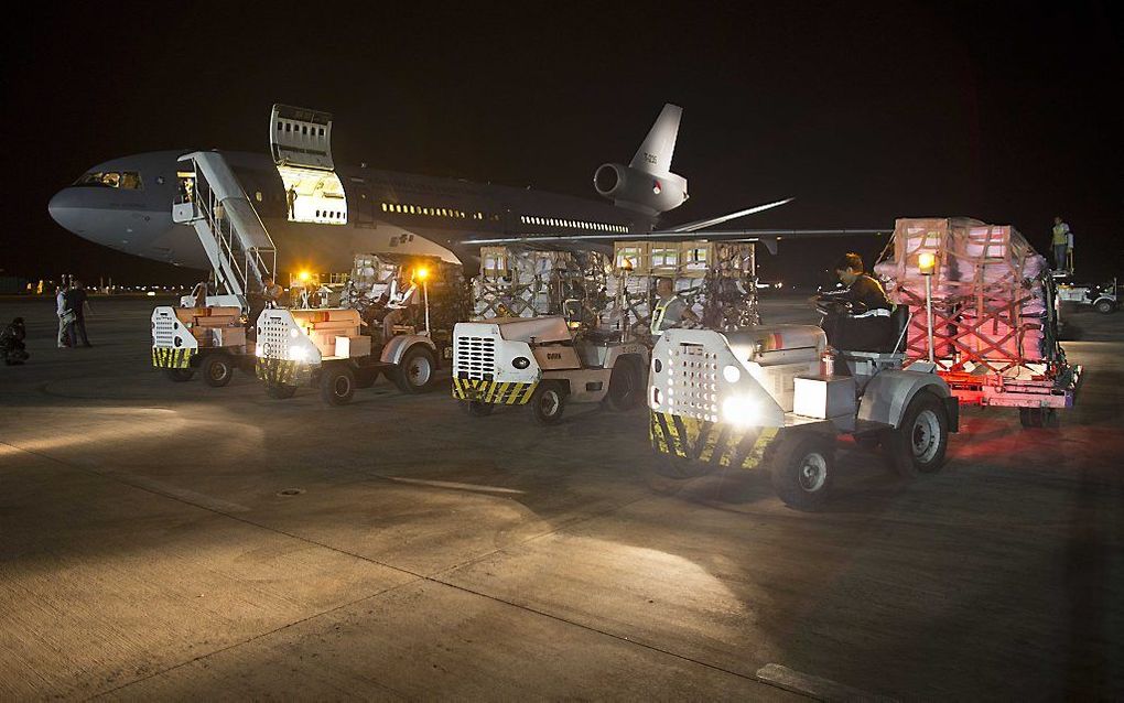 Hulpgoederen worden uit een Nederlands militair vliegtuig gehaald op het Filipijnse eiland Cebu. beeld ANP