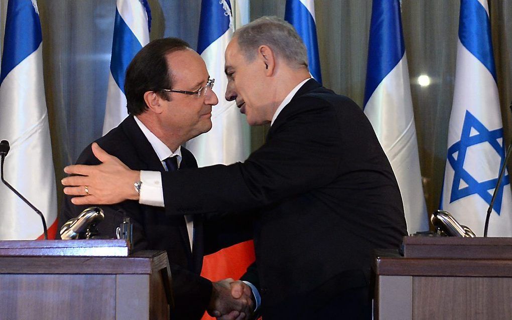 Hollande (l.) en Netanyahu. beeld EPA