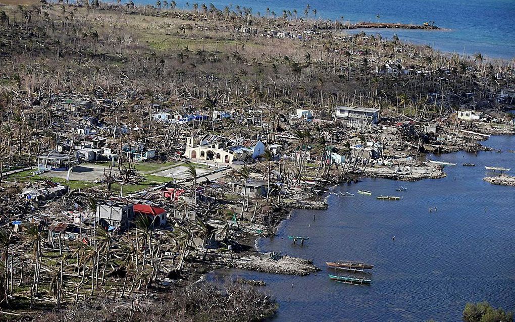 Een verwoest dorp op het eiland Samar. beeld EPA