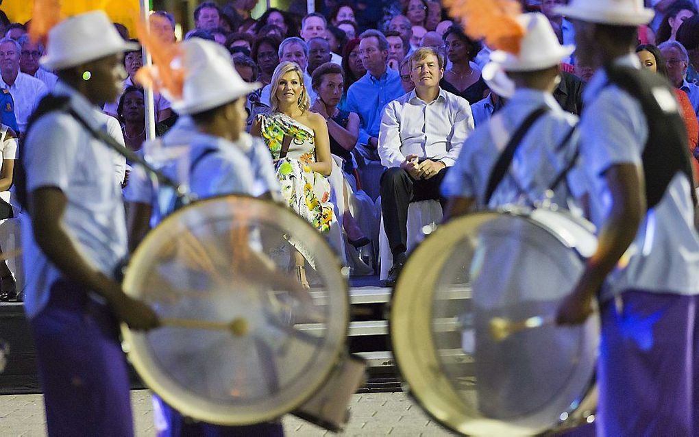 Koning Willem-Alexander en koningin Máxima tijdens een feestavond op het Brionplein in Curaçao. beeld ANP