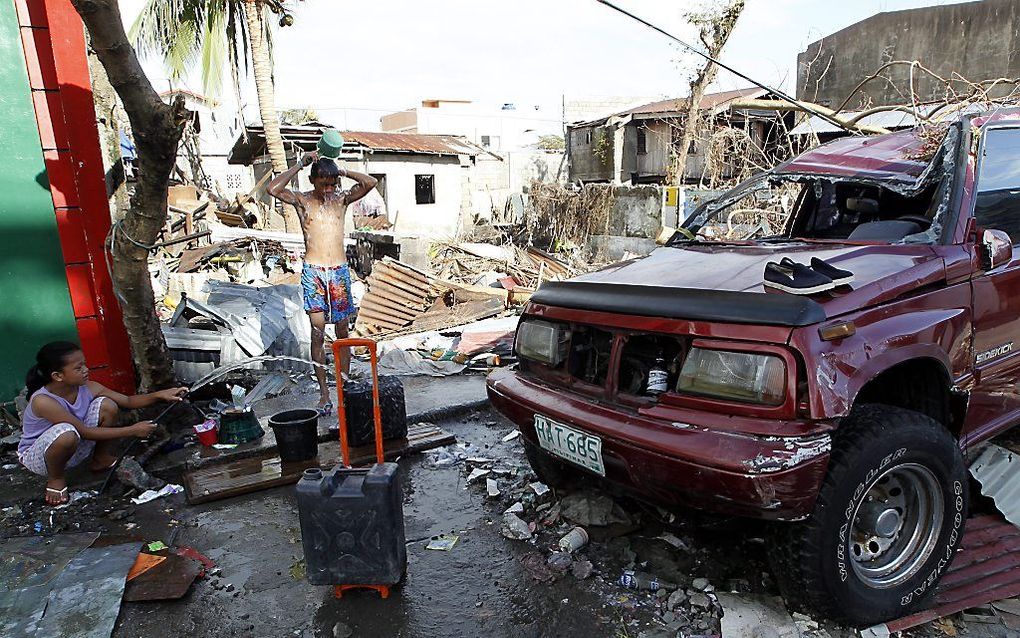 Het leven gaat door, heet het dan. Dat is in de Filipijnen nauwelijks voor te stellen, na de immense verwoestingen die werden aangericht door de tyfoon Haiyan. Om over het bijna onvoorstelbare aantal dodelijke slachtoffers (bijna 4000 op dit moment) nog m