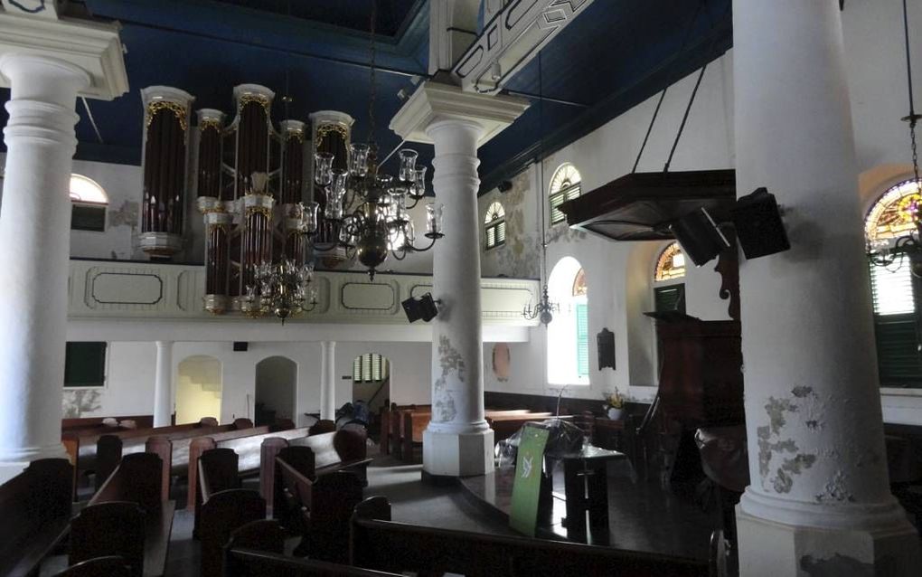 De Fortkerk in Willemstad heeft een hoog puntdak. Vroeger hingen de zeilen in de kerk te drogen. Beeld RD