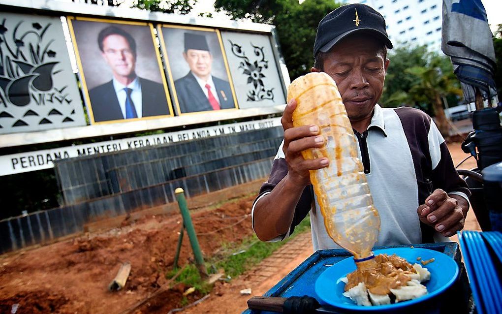 Grote portretten van premier Rutte in het straatbeeld van Jakarta, de hoofdstad van Indonesië.  beeld EPA