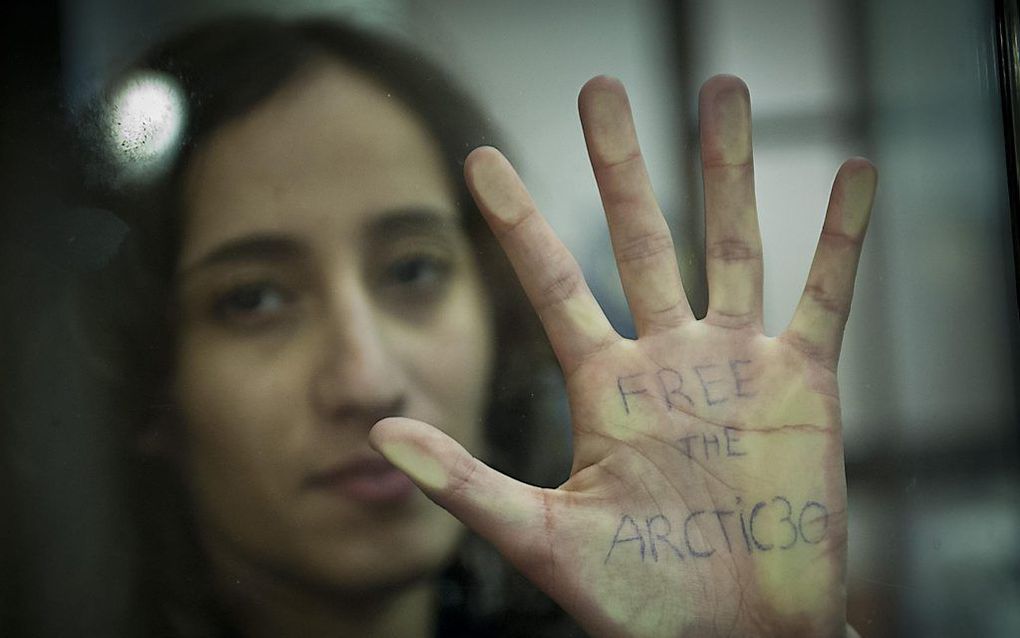 De Nederlandse Greenpeace-activiste Faiza Oulahsen in de rechtbank in het Russische Moermansk. Foto ANP