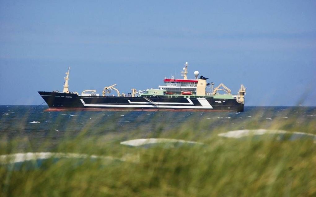 Het uitvlaggen van schepen komt in de visserij veel voor. Foto: de Annelies Ilena (KW 174) vaart onder Nederlandse vlag. beeld PP