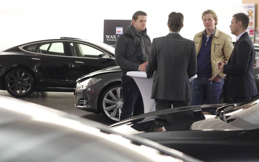 Autobedrijf Van Leeuwen in Kesteren hield gisteren een Tesla-event. Foto Evert Barten