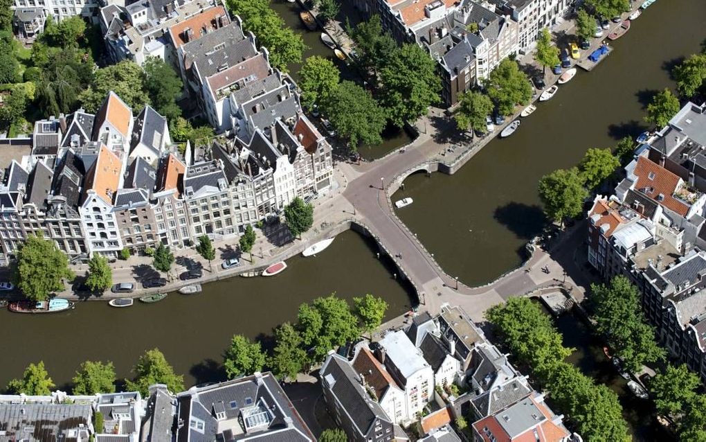 Het gemeentebestuur van Amsterdam laat onderzoeken of er een kloof bestaat tussen kansarmen die buiten de ringweg A10 wonen en rijken die er binnen wonen. De grachtengordel (foto) wordt vooral bewoond door Amsterdammers met een beter gevulde portemonnee. 