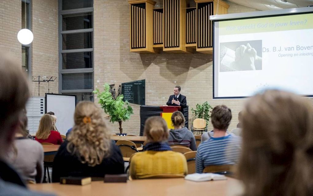 In de aula van de Jacobus Fruytier in Rijssen had gisteravond een kennismakingsbijeenkomst plaats van Jong&Actueel. Ds. B. J. van Boven uit De Valk-Wekerom hield een referaat over ”Hoe spreekt God in jouw leven?” ”Jong&Actueel” wordt gedragen door de drie