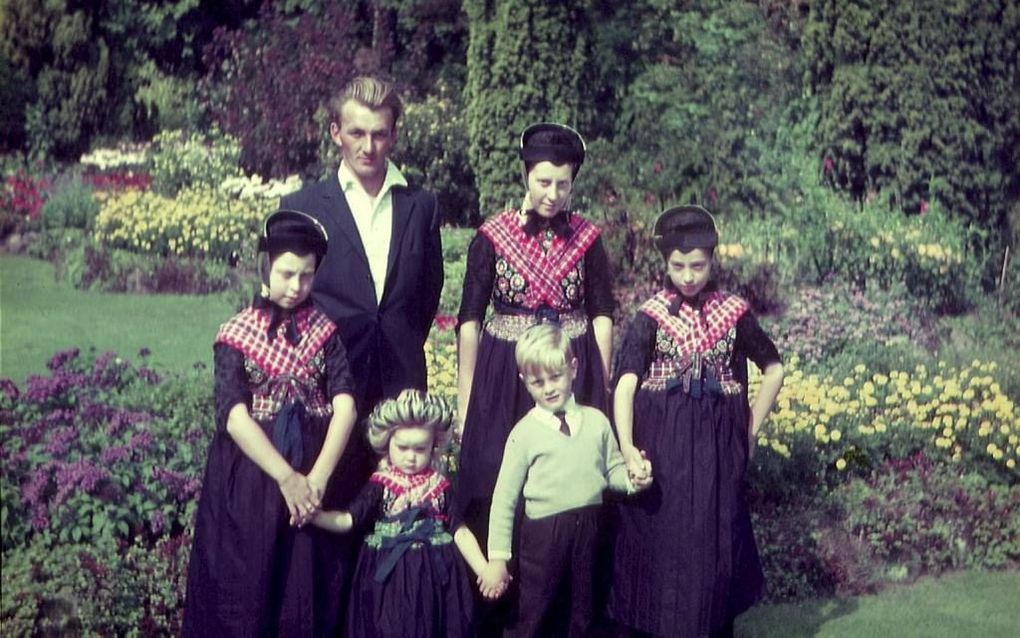 De historische dia uit 1966. Zoontje Henk, die kort na de opname stierf, draagt een stropdas. In het midden Klaas en Aaltje Dunnink, aan beide uiteinden de Aaltjes zussen, Jantje en Hendrikje. beeld Henk van Dijk