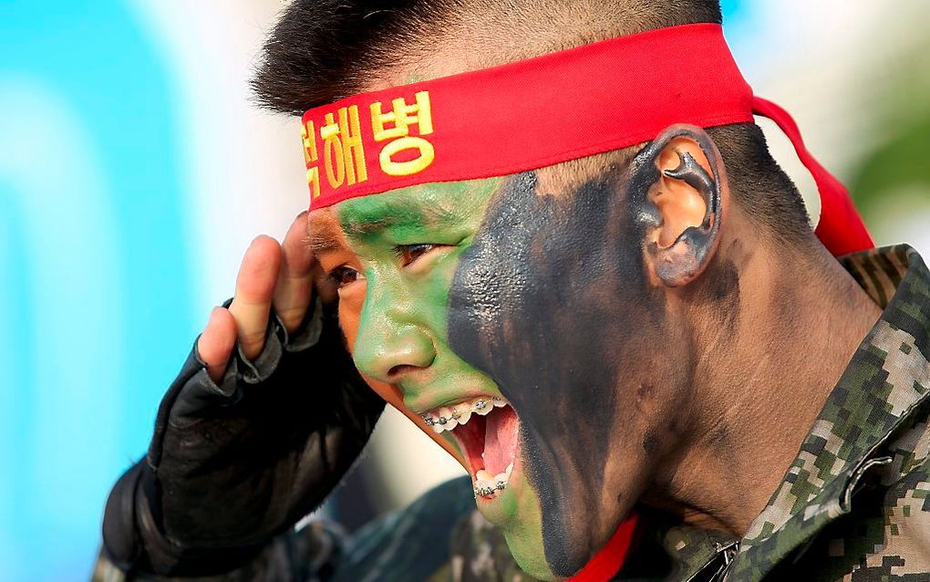 Eenheden van het Zuid-Koreaanse leger laten zaterdag zien wat ze in hun mars hebben tijdens een herdenkingsplechtigheid bij het ​​War Memorial in de hoofdstad Seoul. beeld EPA