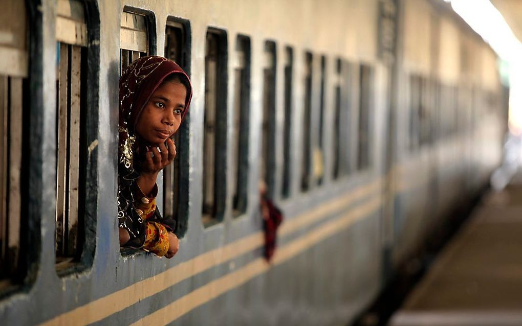 Een vrouw hoopt dat de trein nog gaat rijden. Foto EPA