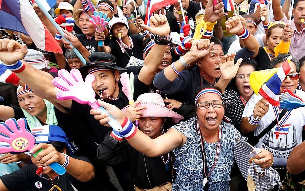 Demonstranten in Bangkok bij het ministerie van Financiën. Foto EPA