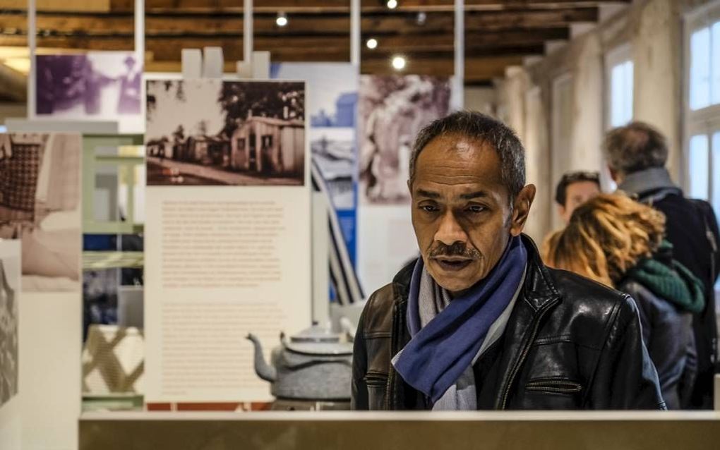 VUGHT. Bewoners en oud-bewoners van woonoord Lunetten kregen zaterdag een voorbezichtiging van de expositie in barak 1B, de gerestaureerde houten woning in het voormalige kamp Vught. beeld Jan van de Ven