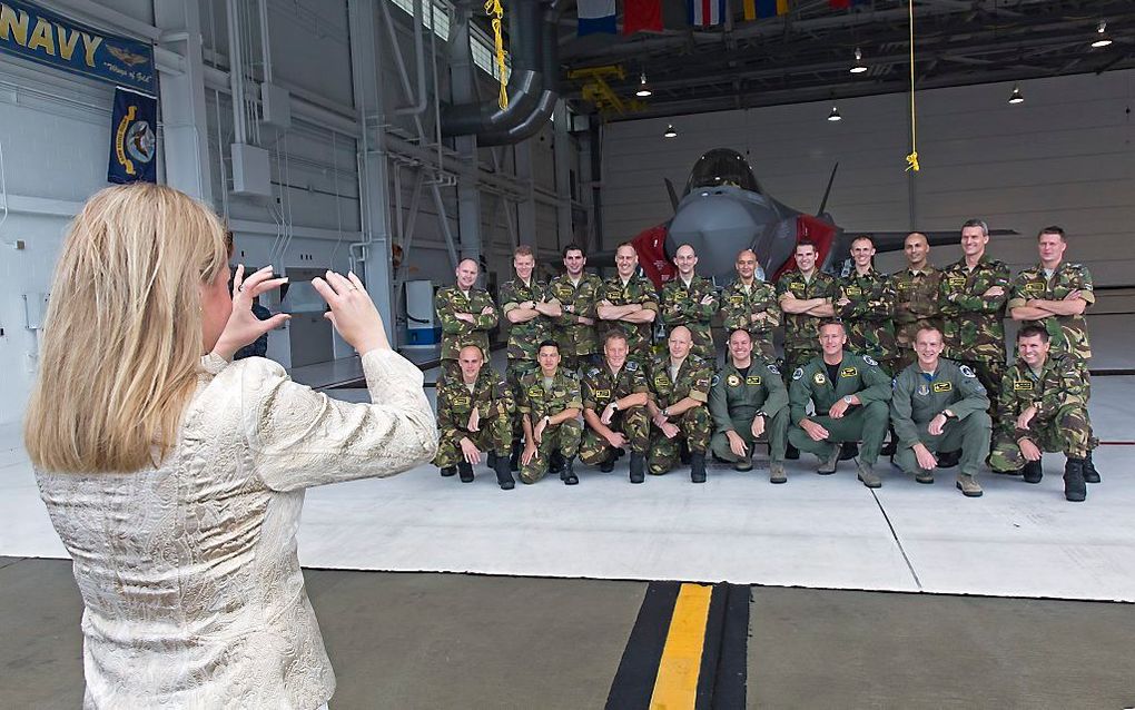 Minister van Defensie Jeanine Hennis-Plasschaert fotografeert het Nederlandse JSF-detachement tijdens een werkbezoek op de Eglin Air Force Base in Florida. beeld ANP