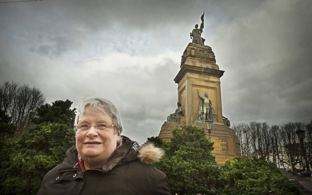 Joke Roelevink, bij het standbeeld van koning Willem I op Plein 1813 in Den Haag. beeld RD, Henk Visscher