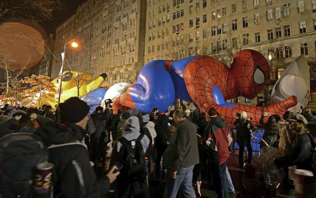 p de avond voor Thanksgiving Day organiseert de Amerikaanse winkelketen Macy’s jaarlijks een grote ballonnenoptocht in New York. Praalwagens met grote ballonnen van bekende personages en stripfiguren rijden door de stad. Het evenement trekt 3 miljoen bezo