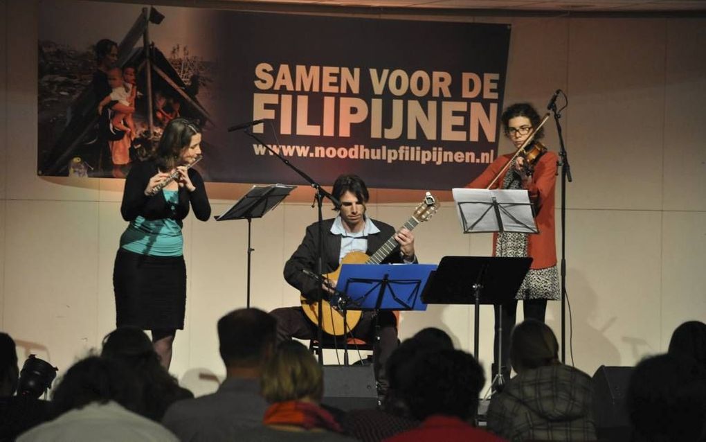 Woord en Daad, ZOA, Dorcas, Tear en Red een Kind organiseerden gisteren een actiebijeenkomst en benefietconcert in Houten ten bate van de noodhulp aan de Filipijnen. beeld Fotostudio J&J