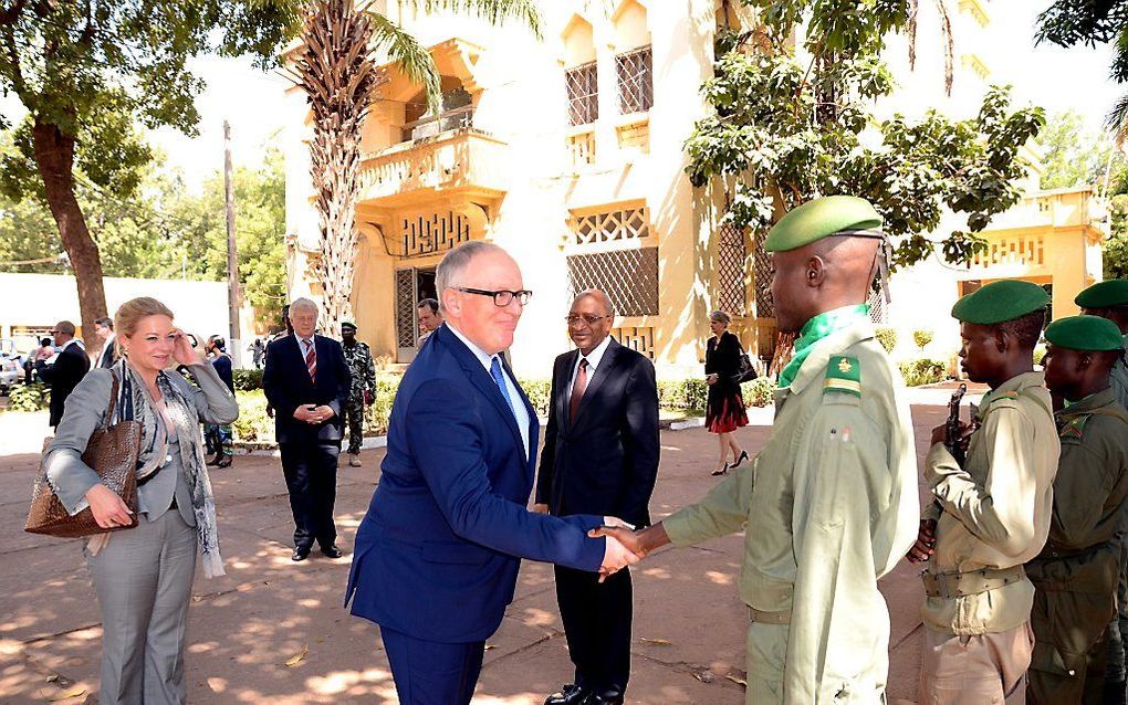 Minister Frans Timmermans van Buitenlandse Zaken en minister Jeanine Hennis van Defensie tijdens het bezoek aan de Malinese hoofdstad Bamako voor gesprekken met de Malinese regering. Foto ANP