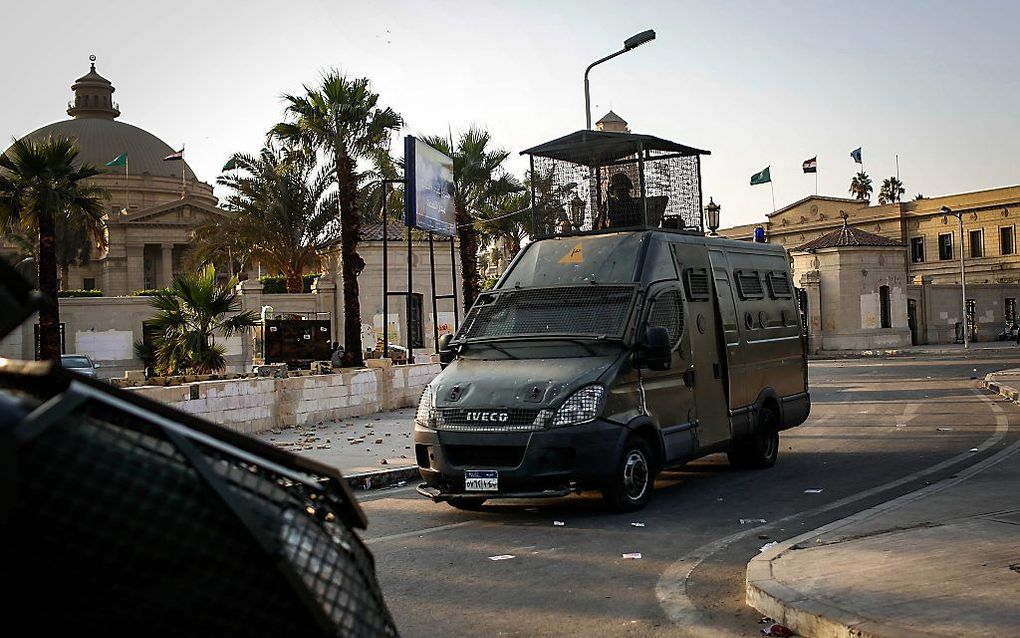 De Egyptische oproerpolitie bij de universiteit waar werd gedemonstreerd. Foto EPA