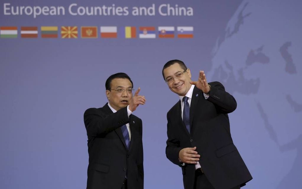 China’s premier Li Keqiang (l.) en zijn Roemeense evenknie Victor Ponta maakten deze week kennis met elkaar tijdens een top in Boekarest. Foto EPA