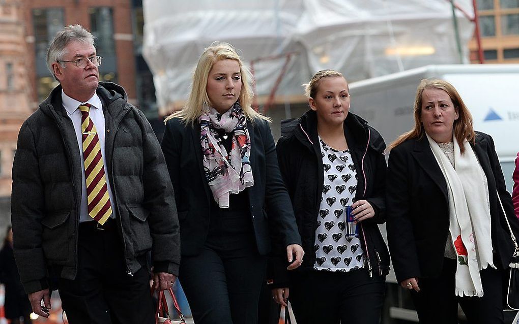 De familie en verloofde (2e v.l.) van de militair Lee Rigby arriveert bij de rechtbank. Foto EPA