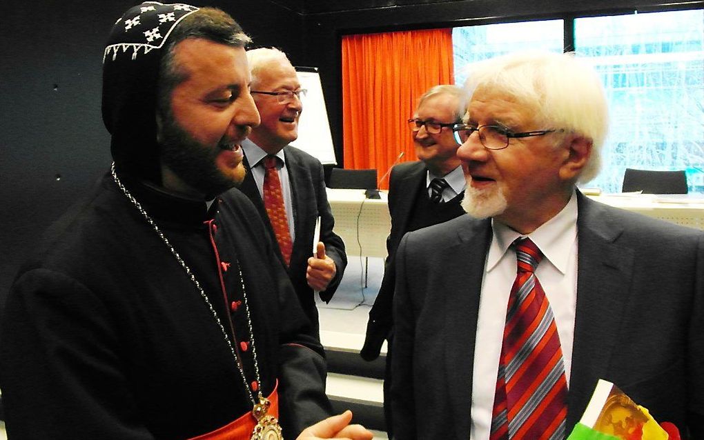 Dr. Jaap van Slageren in gesprek met bisschop Mor Polycarpus van de Syrisch Orthodoxe Kerk, daarachter prof. Marius van Leeuwen (l)  en Huub Lems (r). beeld RD